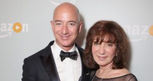 Jeff Bezos' Mom Jackie Dies at 78 After Dementia Battle